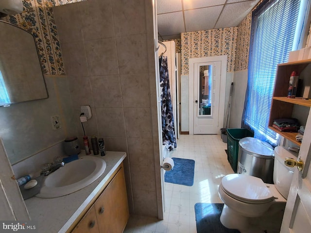 2411 Washington Ave, Victoria, VA 23974 - full bath with wallpapered walls, toilet, vanity, a drop ceiling, and a shower with curtain