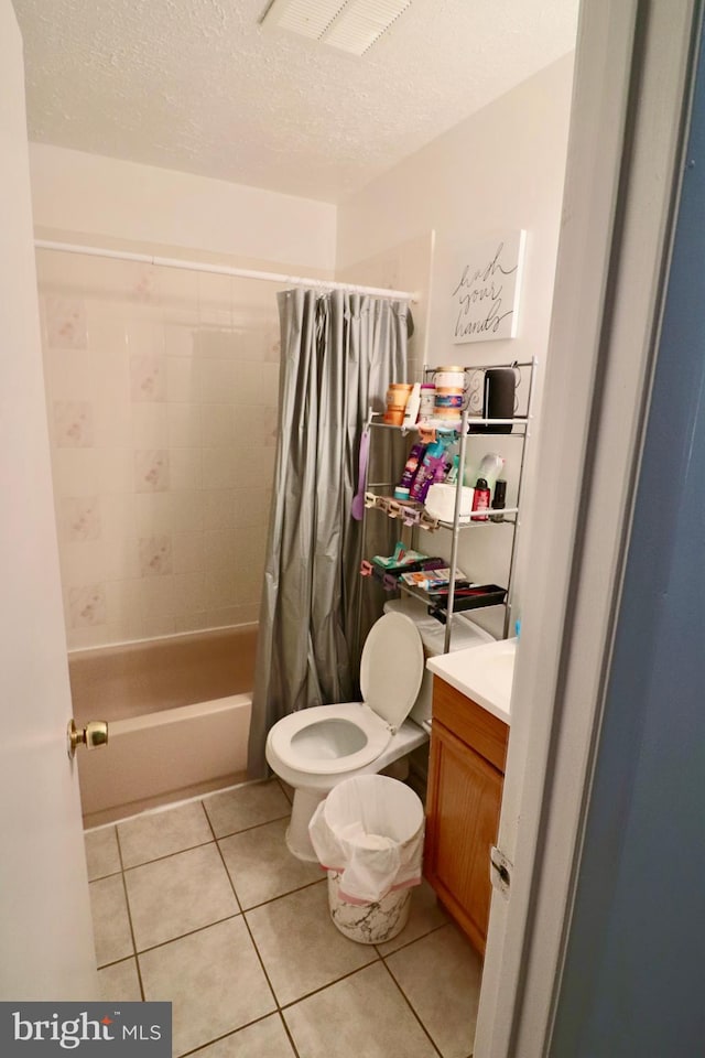 2460 Kilpatrick Pl, Dumfries, VA 22026 - full bath featuring tile patterned floors, shower / tub combo, vanity, toilet, and a textured ceiling