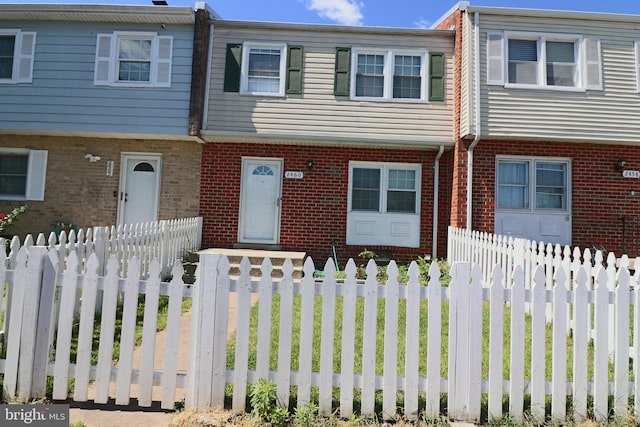 2460 Kilpatrick Pl, Dumfries, VA 22026 - multi unit property with brick siding and a fenced front yard