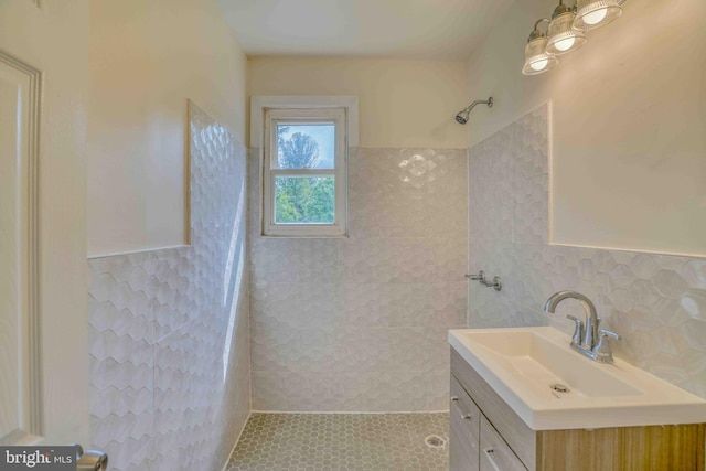 611 Parkview Blvd, Lansdowne, PA 19050 - bathroom with tiled shower, vanity, and tile walls