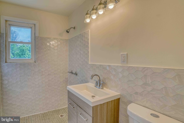 611 Parkview Blvd, Lansdowne, PA 19050 - bathroom featuring a tile shower, tile walls, vanity, and toilet