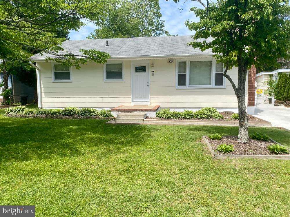 71 Riverside Dr, Severna Park, MD 21146 - view of front of house featuring a front yard