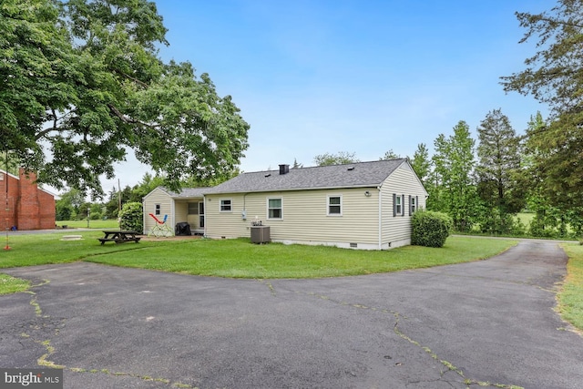 35 Holly Corner Rd, Fredericksburg, VA 22406 - rear view of house featuring a lawn, central AC, and a shingled roof