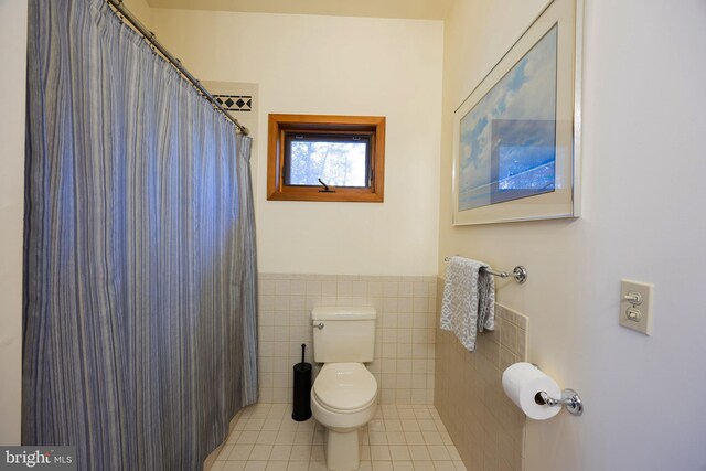 105 Fern Creek Ln, Martinsburg, WV 25404 - full bathroom with toilet, tile walls, tile patterned floors, wainscoting, and a shower with shower curtain