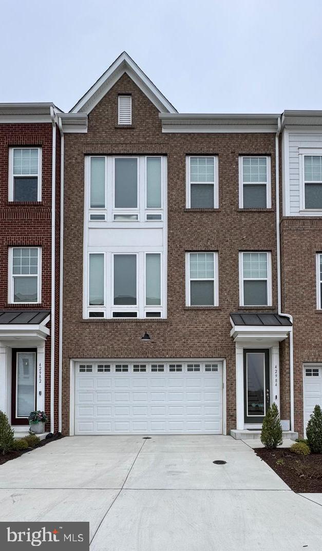 42984 Lost Farm Ter, Leesburg, VA 20175 - multi unit property featuring driveway and a garage