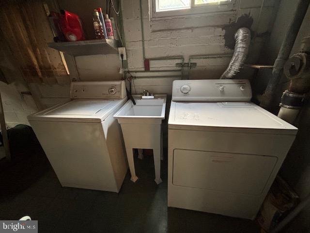 4116 Ellis St, Capitol Heights, MD 20743 - laundry area featuring washer and clothes dryer