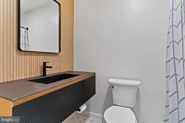 1827 Wexford Rd, Palmyra, PA 17078 - bathroom featuring toilet, vanity, baseboards, and a shower with curtain
