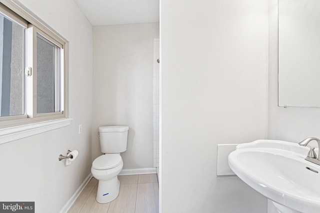 1622 E Clement St, Baltimore, MD 21230 - full bathroom featuring toilet, a sink, and baseboards
