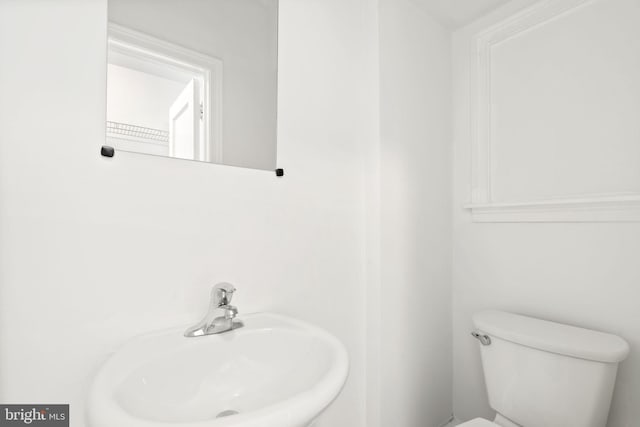 534 Hillcrest Ave, Glenside, PA 19038 - half bath featuring a sink and toilet