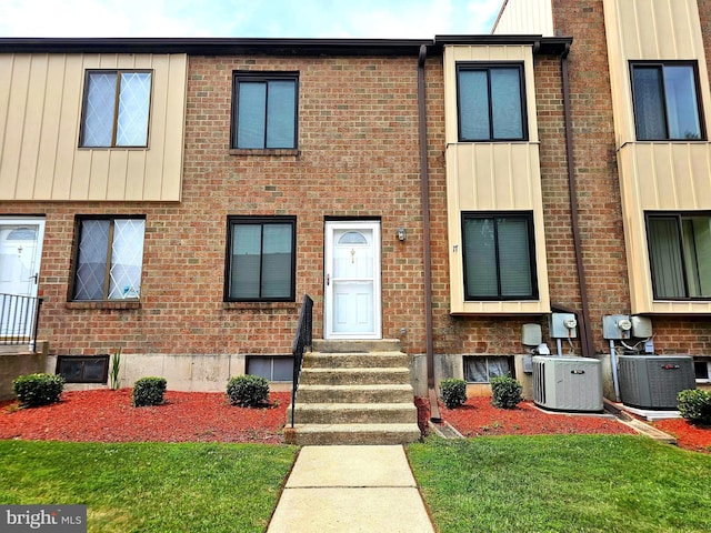 5200 Hilltop Dr Unit Bb-17, Brookhaven, PA 19015 - townhome / multi-family property featuring entry steps, brick siding, and a front yard