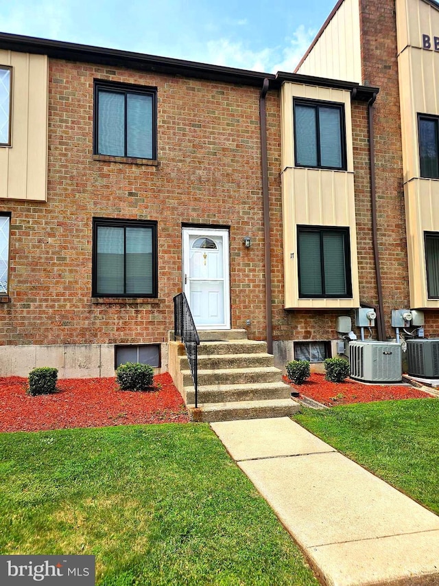 5200 Hilltop Dr Unit Bb-17, Brookhaven, PA 19015 - townhome / multi-family property featuring a front yard, board and batten siding, and brick siding