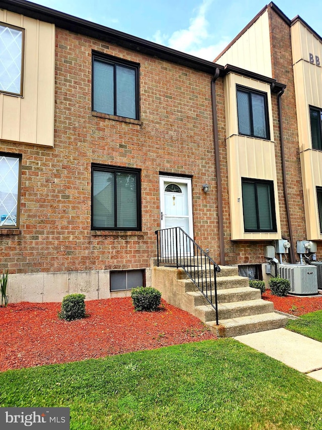 5200 Hilltop Dr Unit Bb-17, Brookhaven, PA 19015 - view of front of house featuring brick siding, a front yard, and board and batten siding