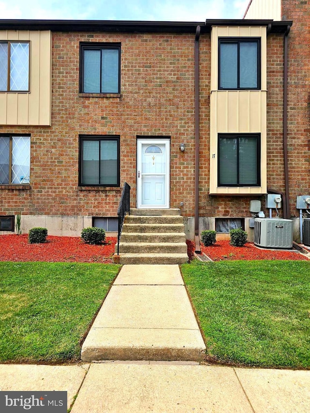 5200 Hilltop Dr Unit Bb-17, Brookhaven, PA 19015 - multi unit property with a front yard, board and batten siding, and brick siding