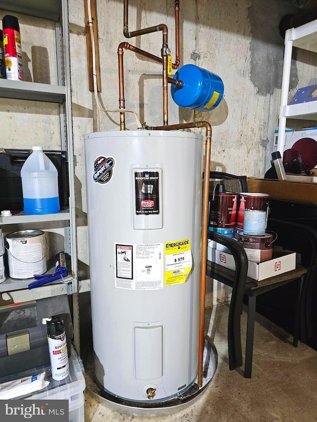 5200 Hilltop Dr Unit Bb-17, Brookhaven, PA 19015 - utility room with electric water heater