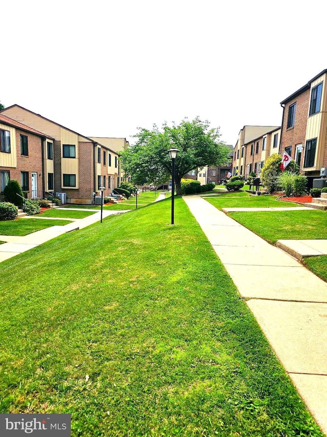 5200 Hilltop Dr Unit Bb-17, Brookhaven, PA 19015 - view of home's community featuring a residential view and a yard