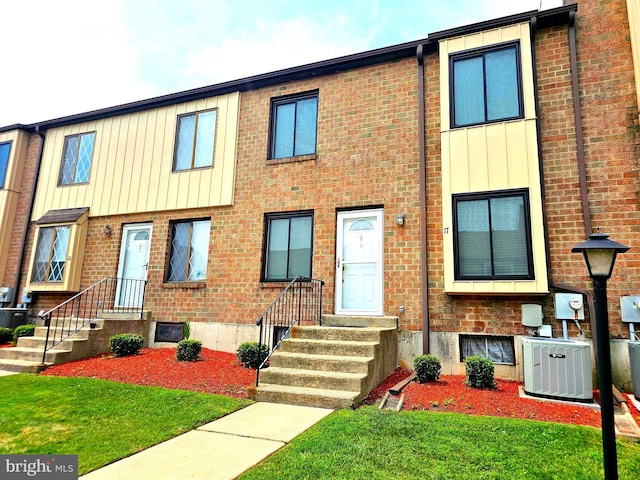 5200 Hilltop Dr Unit Bb-17, Brookhaven, PA 19015 - multi unit property featuring brick siding and a front yard