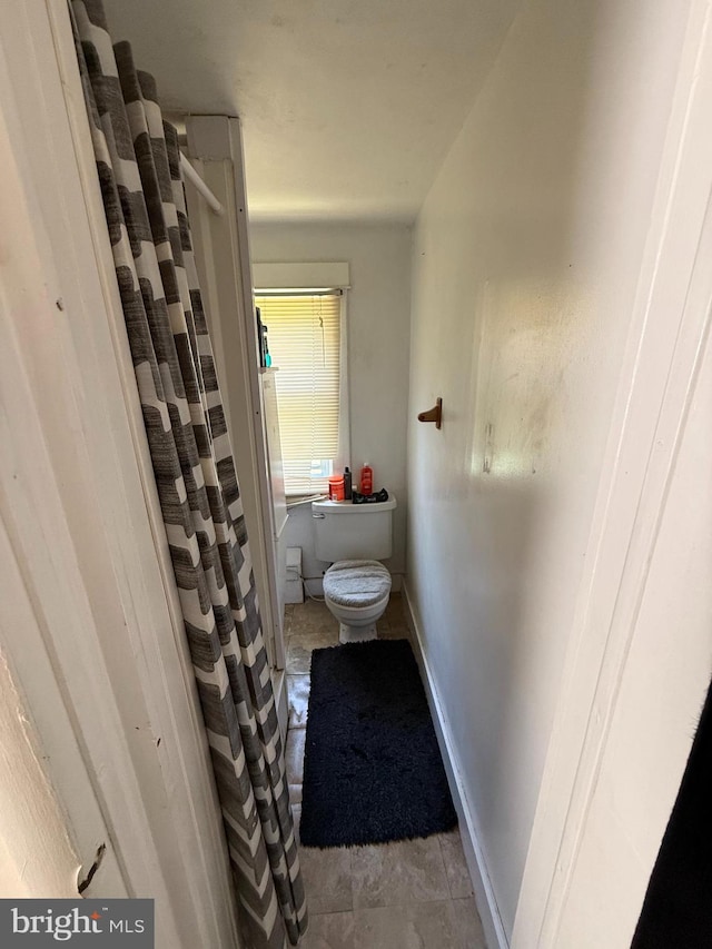 2905 Echodale Ave, Baltimore, MD 21214 - full bath featuring toilet, baseboards, and curtained shower