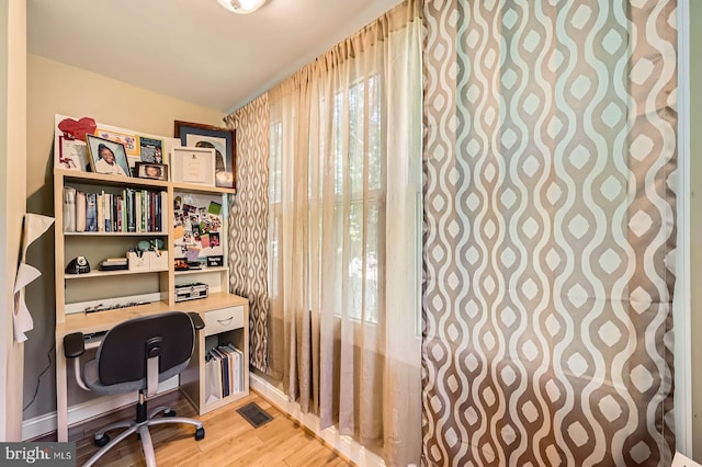 3203 Beverly Rd, Baltimore, MD 21214 - office space featuring light wood finished floors and built in desk