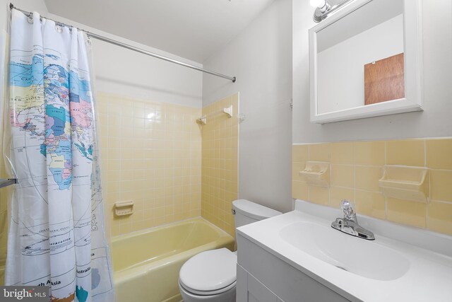 229 Bloomingdale Ave Unit 1, Wayne, PA 19087 - full bathroom featuring shower / bath combo with shower curtain, vanity, and toilet