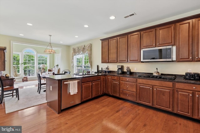 501 Jasmine Cir, Upper Gwynedd, PA 19446 - kitchen with stainless steel appliances, a sink, light wood-type flooring, a peninsula, and recessed lighting