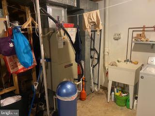 11306 Bent Creek Ter, Germantown, MD 20876 - utilities with washer / dryer