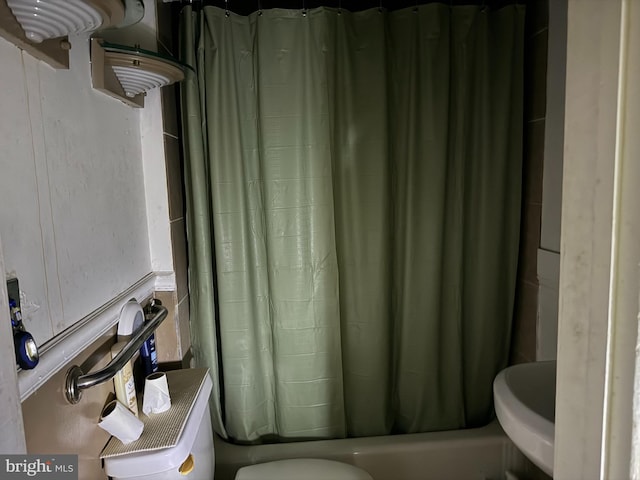 2857 Woodbrook Ave, Baltimore, MD 21217 - full bathroom featuring toilet and shower / bathtub combination with curtain