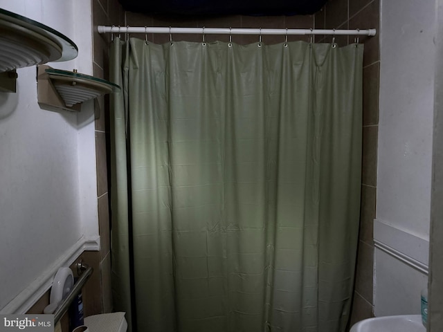 2857 Woodbrook Ave, Baltimore, MD 21217 - full bathroom featuring a shower with curtain