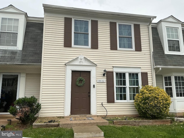 8630 Braxted Ln, Manassas, VA 20110 - multi unit property featuring a shingled roof