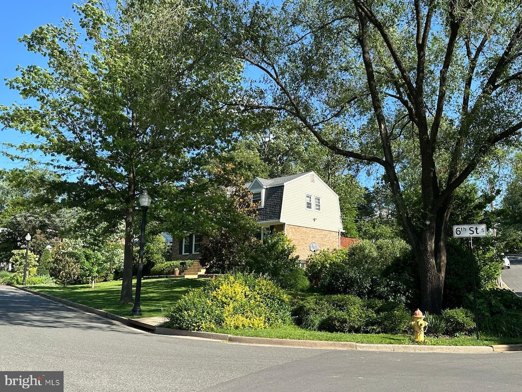 3930 6th St S, Arlington, VA 22204 - view of front of property featuring a gambrel roof and brick siding