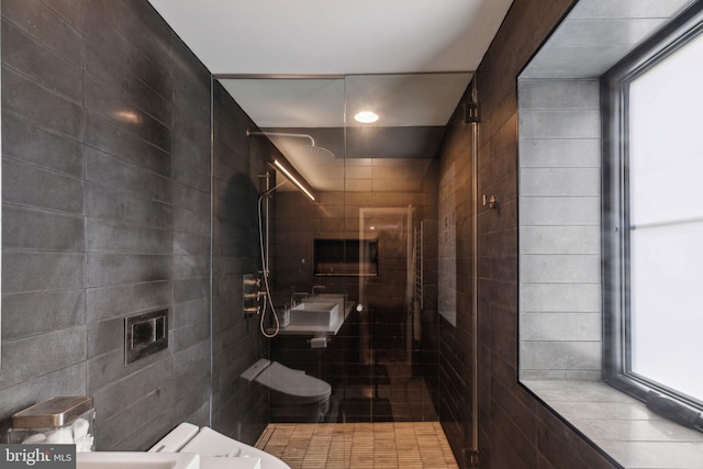 137 Sutton Rd, Ardmore, PA 19003 - full bathroom featuring tiled shower, healthy amount of natural light, toilet, and tile walls