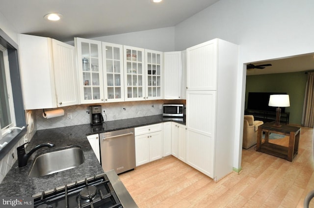 439 Landing St, Lumberton, NJ 08048 - kitchen featuring appliances with stainless steel finishes, a sink, tasteful backsplash, vaulted ceiling, and light wood-style flooring