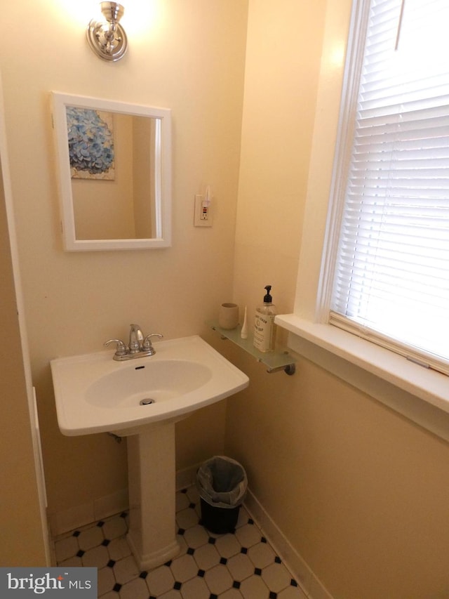 503 Division St, Harrisburg, PA 17110 - view of bathroom