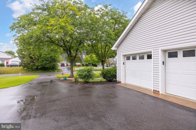 9 Tally Ho Dr, Fredericksburg, VA 22405 - garage with driveway