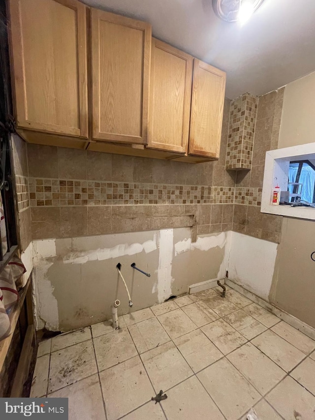 2430 N 4th St, Philadelphia, PA 19133 - laundry area with light tile patterned floors
