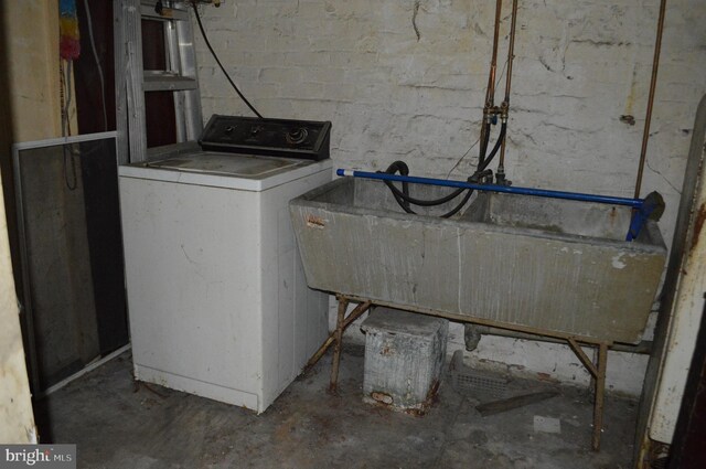 2901 Edison Hwy, Baltimore, MD 21213 - laundry area with washer / dryer and concrete block wall