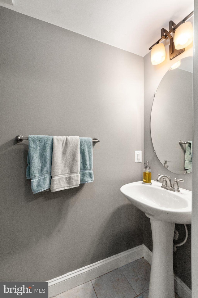 3234 Odonnell St, Baltimore, MD 21224 - bathroom featuring baseboards and tile patterned floors