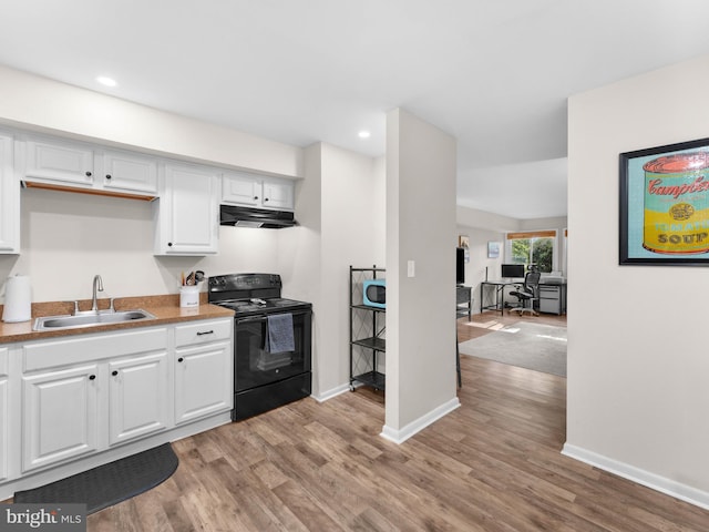 11 E Avon Dr Unit E, Hightstown, NJ 08520 - kitchen featuring black / electric stove, a sink, under cabinet range hood, light wood-type flooring, and recessed lighting