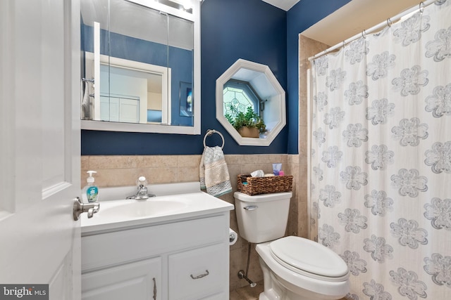 915 Edgewood Dr, Springfield, PA 19064 - full bath with tile walls, vanity, toilet, wainscoting, and curtained shower