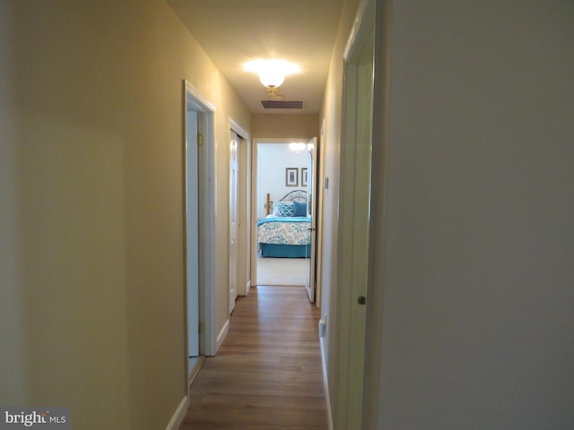 15 Meadowwood Ct, Columbus, NJ 08022 - hall with wood finished floors and baseboards