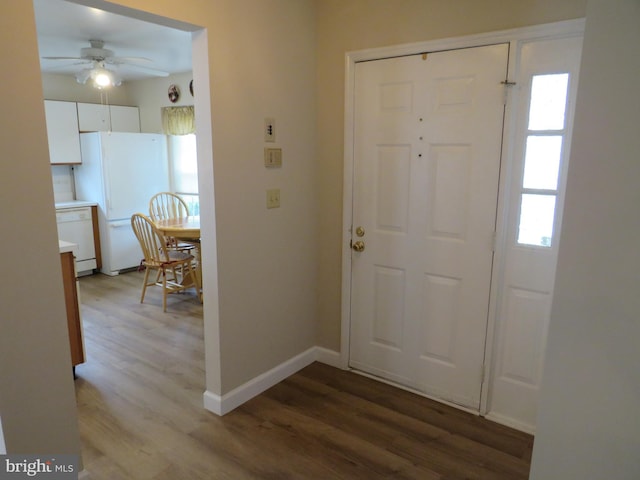 15 Meadowwood Ct, Columbus, NJ 08022 - foyer entrance with wood finished floors, baseboards, and a ceiling fan