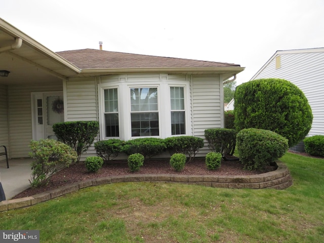 15 Meadowwood Ct, Columbus, NJ 08022 - view of side of home with a lawn and a shingled roof
