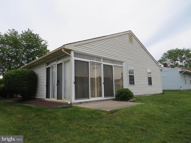 15 Meadowwood Ct, Columbus, NJ 08022 - back of house with a lawn and a patio area