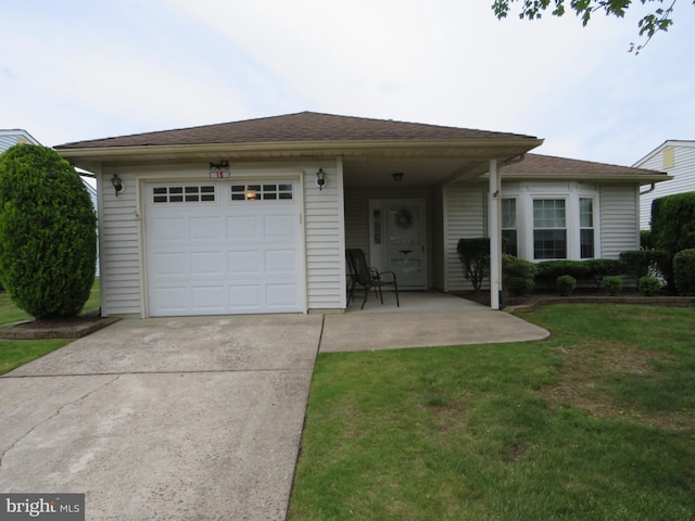 15 Meadowwood Ct, Columbus, NJ 08022 - view of front of home featuring driveway, a front lawn, and an attached garage