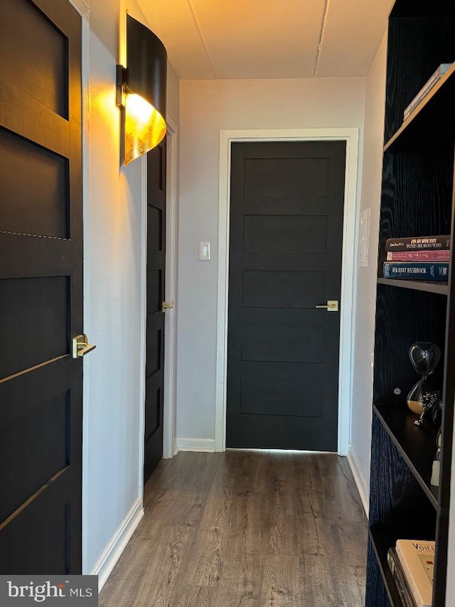2622 Wagon Dr Unit 319, Alexandria, VA 22303 - entrance foyer with wood finished floors and baseboards