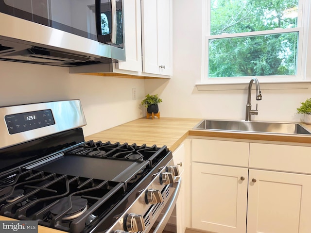 914 Townsend Blvd, Dover, DE 19901 - kitchen with stainless steel appliances, a sink, white cabinetry, and light countertops