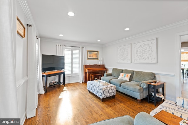 413 Benton Pt, Tappahannock, VA 22560 - living room featuring healthy amount of natural light, wood finished floors, crown molding, recessed lighting, and baseboards