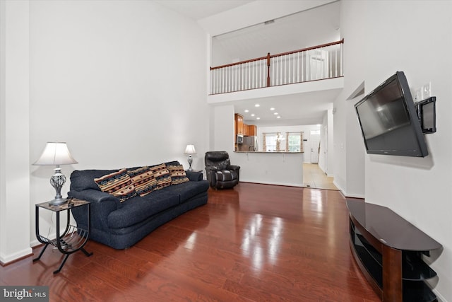 133 E General Grey Ct, Newark, DE 19702 - living room featuring wood finished floors, baseboards, and a high ceiling