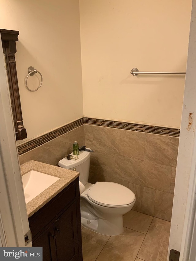 5514 Keyworth Ct, Capitol Heights, MD 20743 - half bath featuring tile walls, wainscoting, tile patterned floors, and vanity