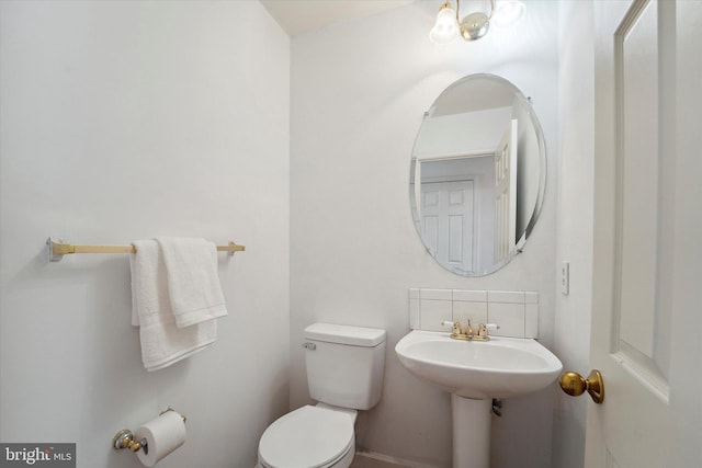 3663 Thomasson Crossing Dr, Triangle, VA 22172 - half bathroom featuring toilet