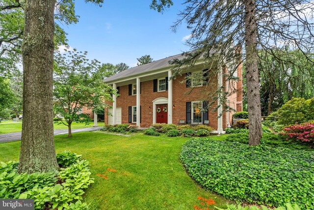 9824 Whetstone Dr, Montgomery Village, MD 20886 - greek revival house with brick siding and a front lawn